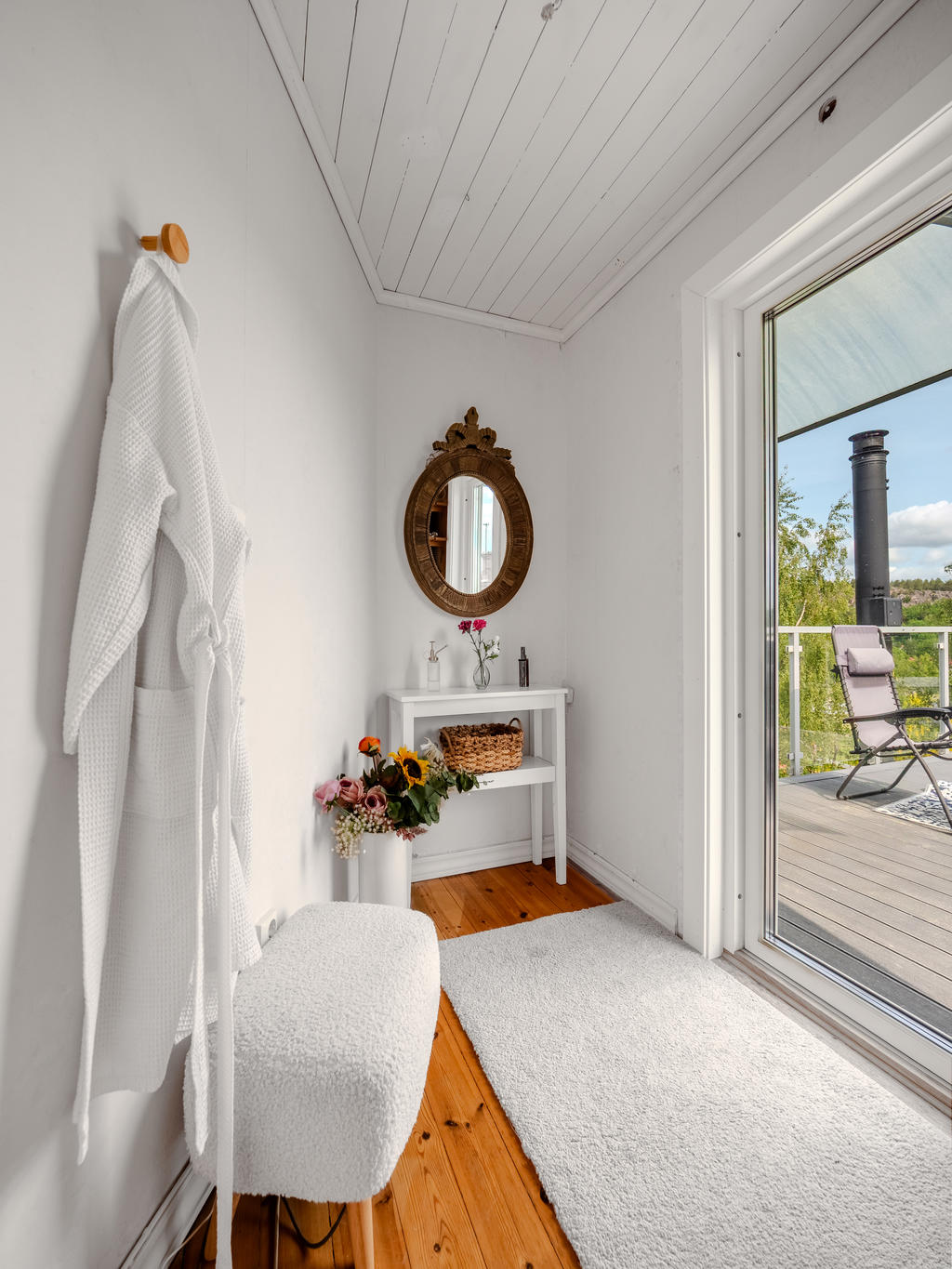 Utgång till övre terrassen från sovrummet 
