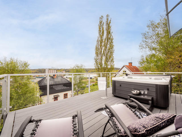 Högt beläget med vy över vattnet, nyrenoverat kök och två terrasser varav en med jacuzzi!