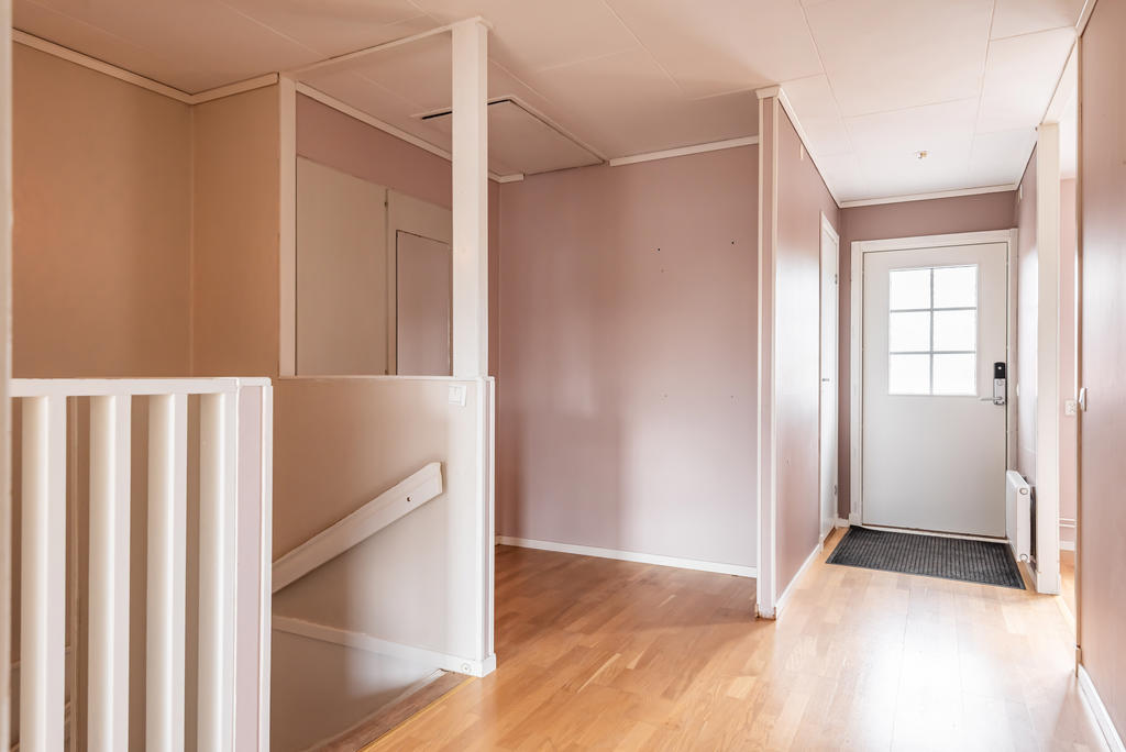 Stor hall som gör det enkelt med förvaring.