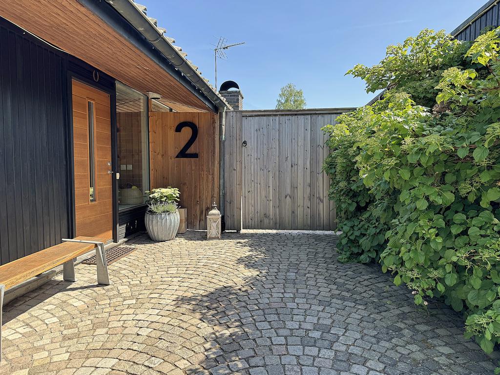 Vacker kullerstenbelagd gång leder in till..