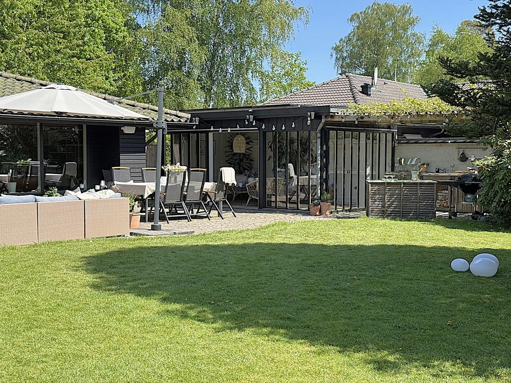 Loungegrupp, matbord, uterum, utekök, allt får plats utan problem.