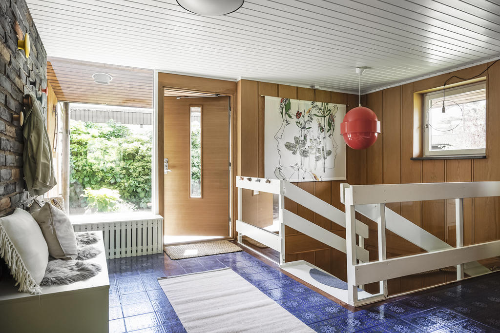 Välkommen in i detta fantastiska hus med blått italienskt klinker på golvet (original)