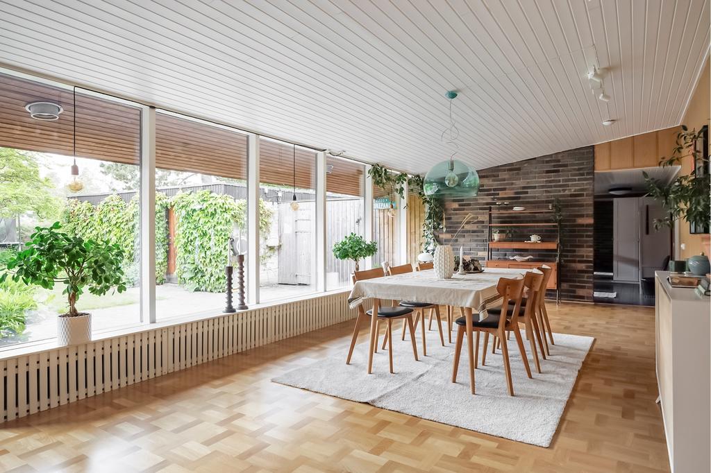 Långt takutsprång, tegelväggar och Trysilpanel ger huset karaktär