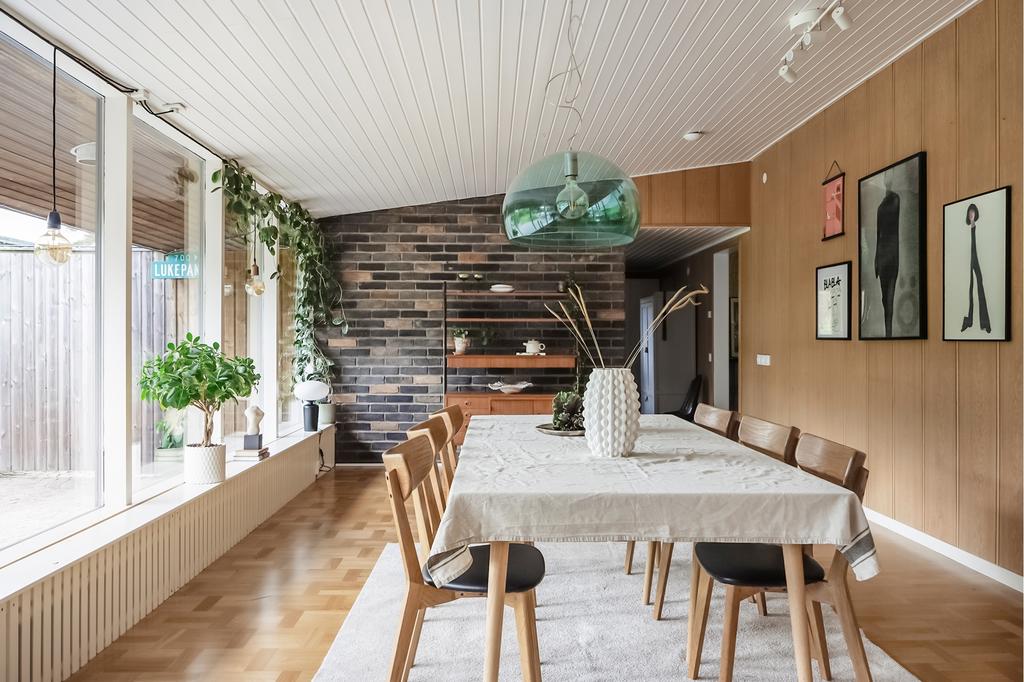 Stort matbord får plats i vardagsrummet