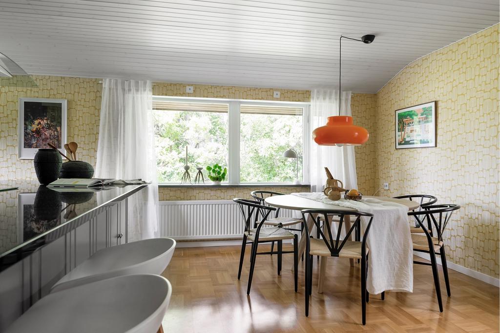 Fint renoverat kök med läcker tapet