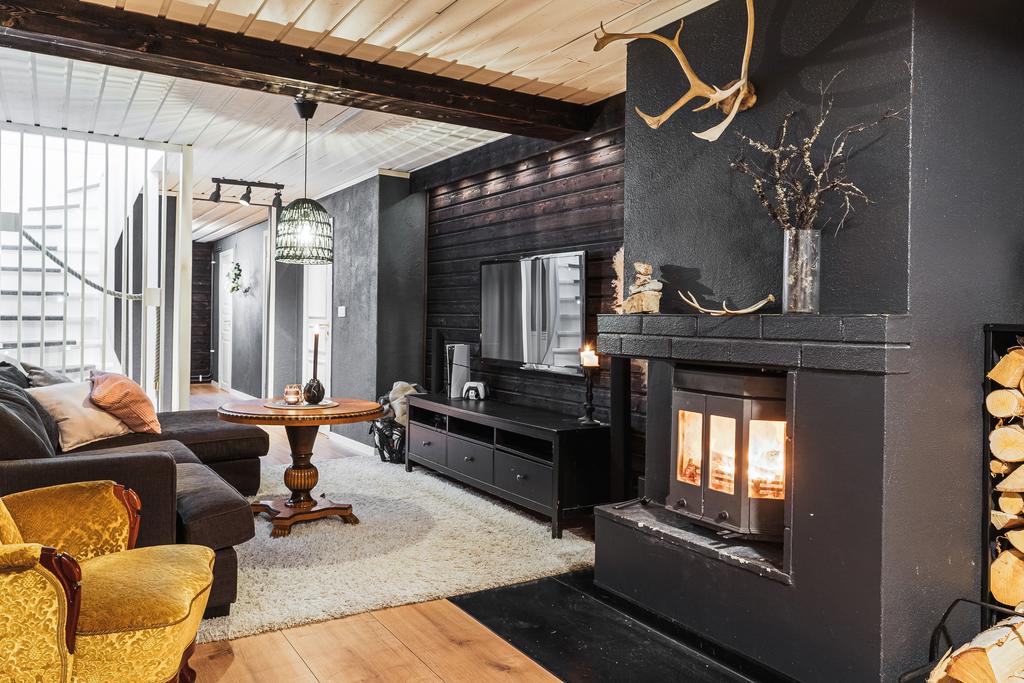 Gillestuga med braskamin