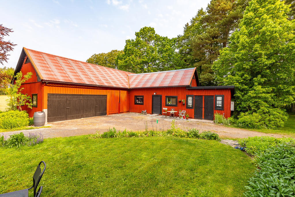 Rymlig förrådsbyggnad som går att använda som garage