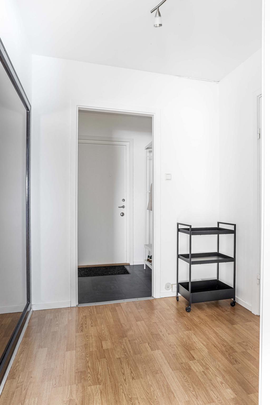 Inre hall mot ytterdörr