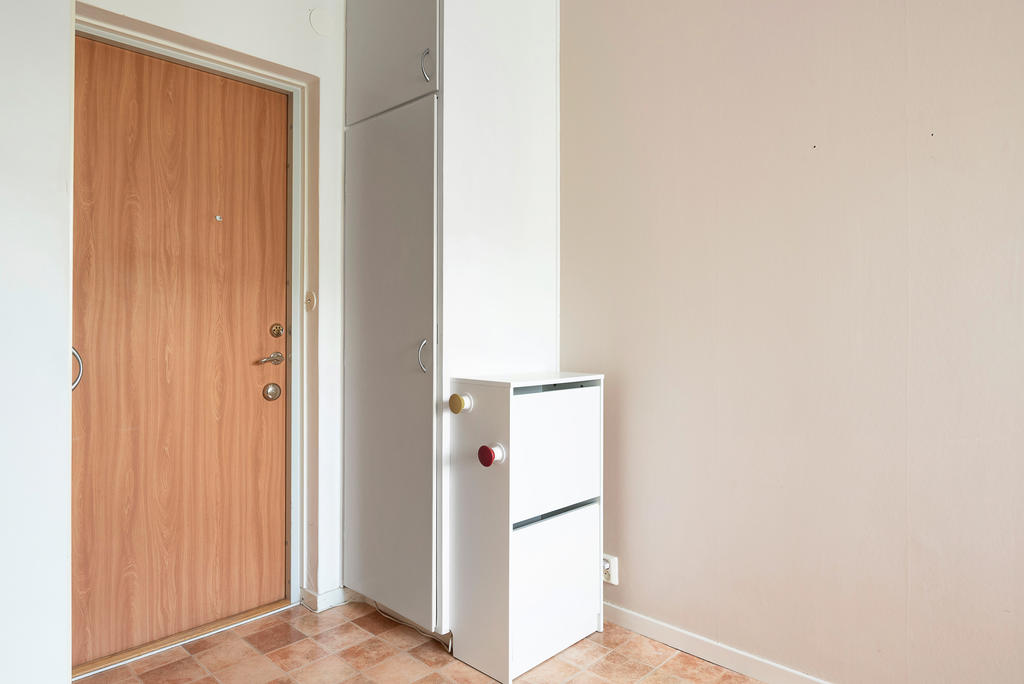 Hall med säkerhetsdörr mot trapphuset