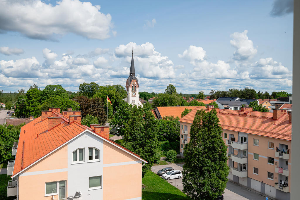 Runt knuten på balkongen ser man vackra Katrineholms kyrka
