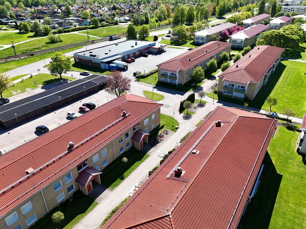 Här bor  du nära både grönområden, kommunaltrafik och trevliga matbutiken ICA Trumpeten runt hörnet.