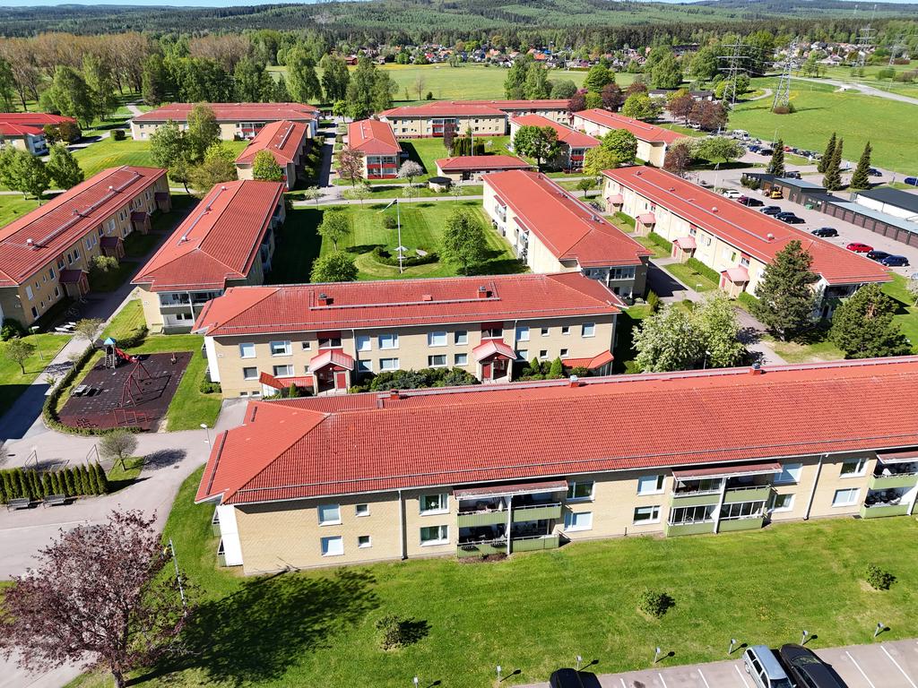 Här bor du i mycket populära området Bullermyren med närhet till grönområden och fina promenadstråk.