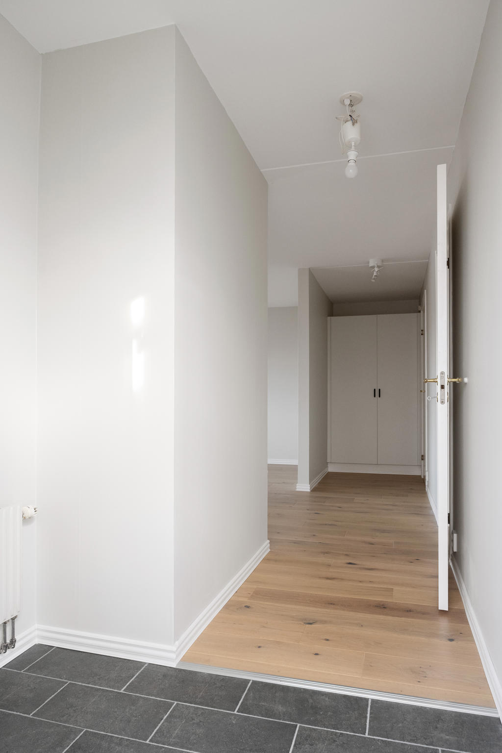 Välkommen in! Klinker i hallen.