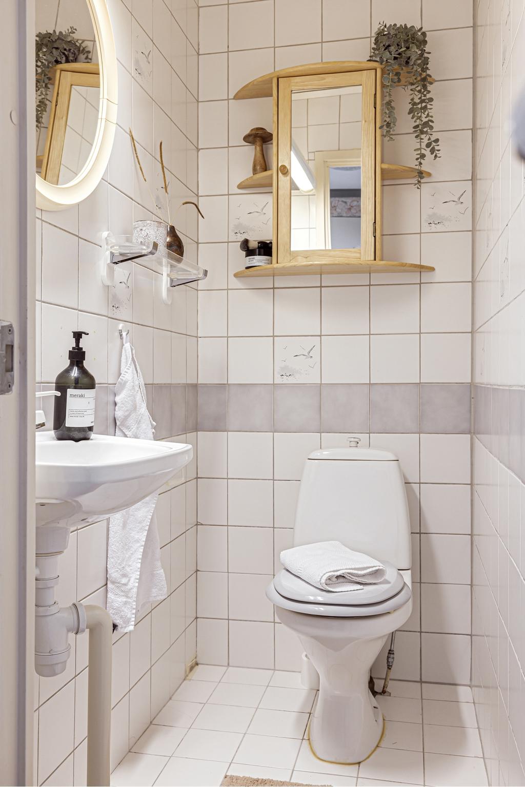 Gästtoaletten på entréplan har ljust klassiskt kakel och klinker.