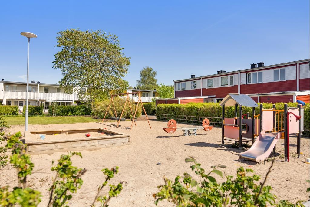 Lekplatsen som ligger perfekt strax utanför dörren.