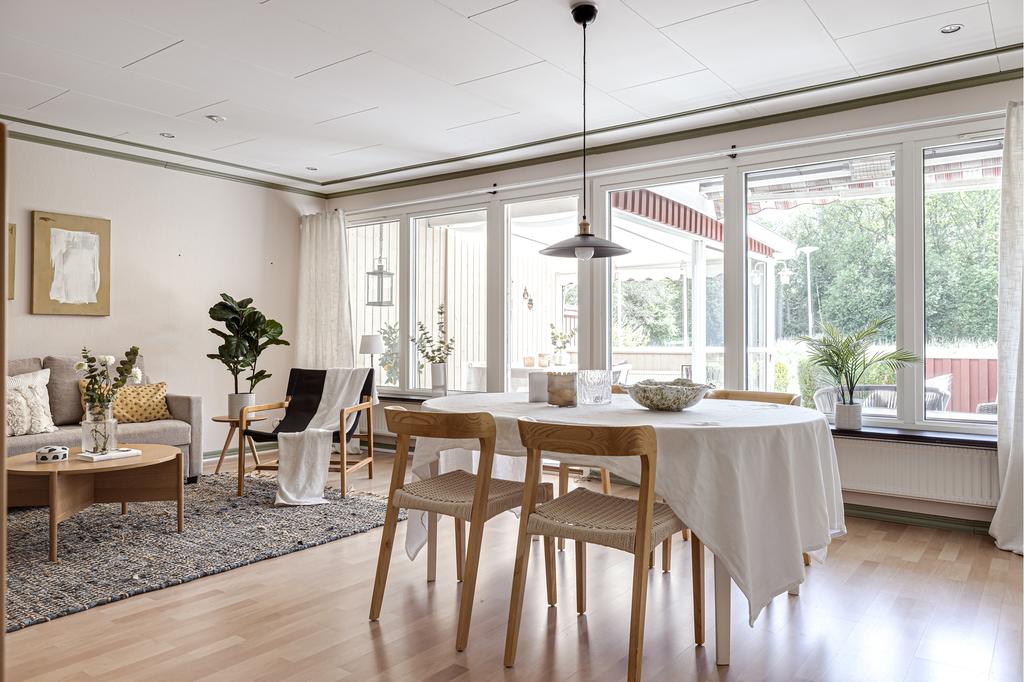 Vardagsrummet är en härlig rymlig yta att vistas på, med mycket plats för olika möblemang och självklart för  massa vänner och familj.