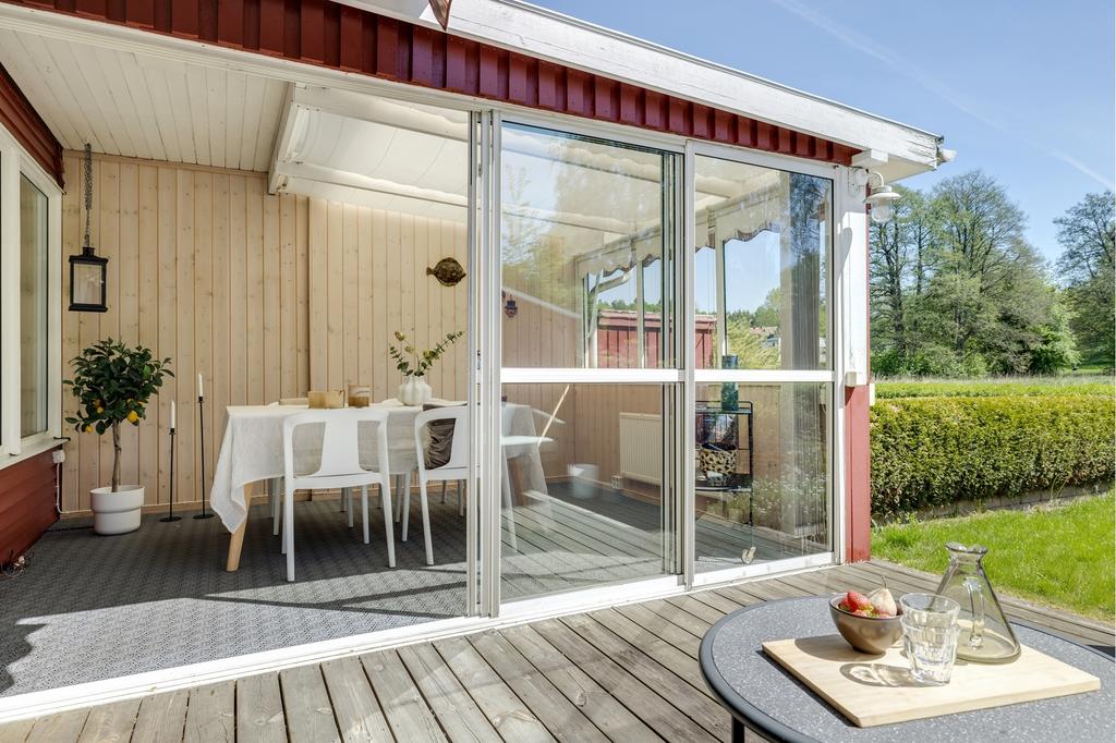 Det rymliga inglasade uterummet förlänger både vår- och höstsäsong på ett trevligt sätt där ute/innekänslan suddas ut. De ljusgråa lamellgardinerna ihop med rullgardinen dras enkelt för om solen blir för intensiv.