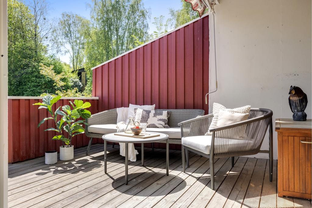 I anslutning till uterummet fyller altan däcket sitt syfte då du vill njuta av solen, skulle den bli för stark så vevar du bara ut markisen för skydd.