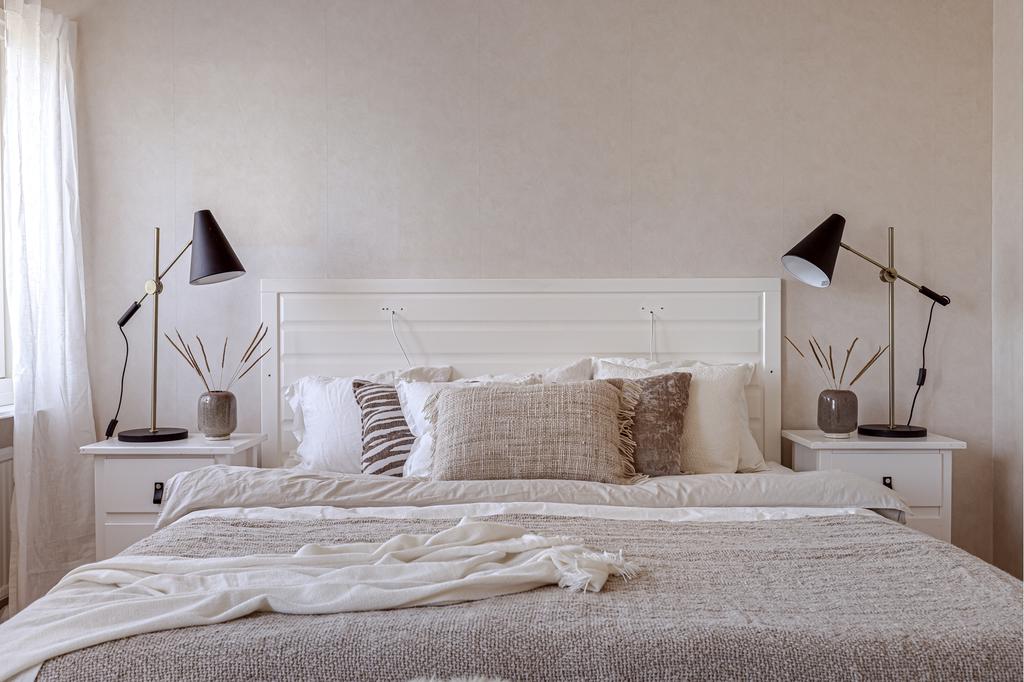 Två mindre sovrum slogs för länge sedan ihop till ett stort master bedroom. Luftigt och plats för dubbelsäng med sängbord, sideboard och flertalet garderober.