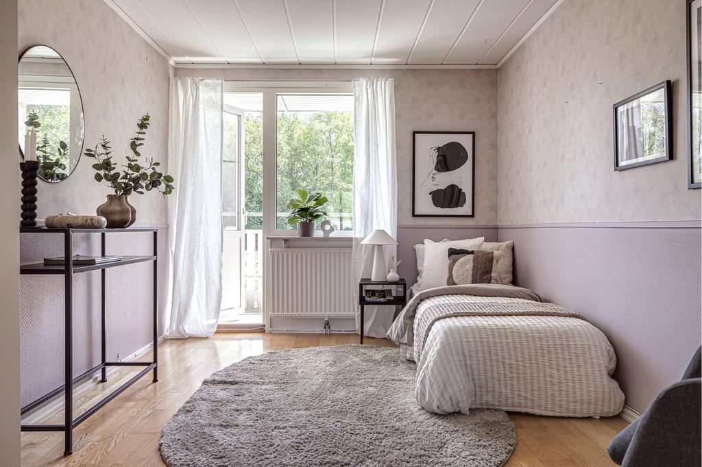 Sovrum med utgång till balkongen.