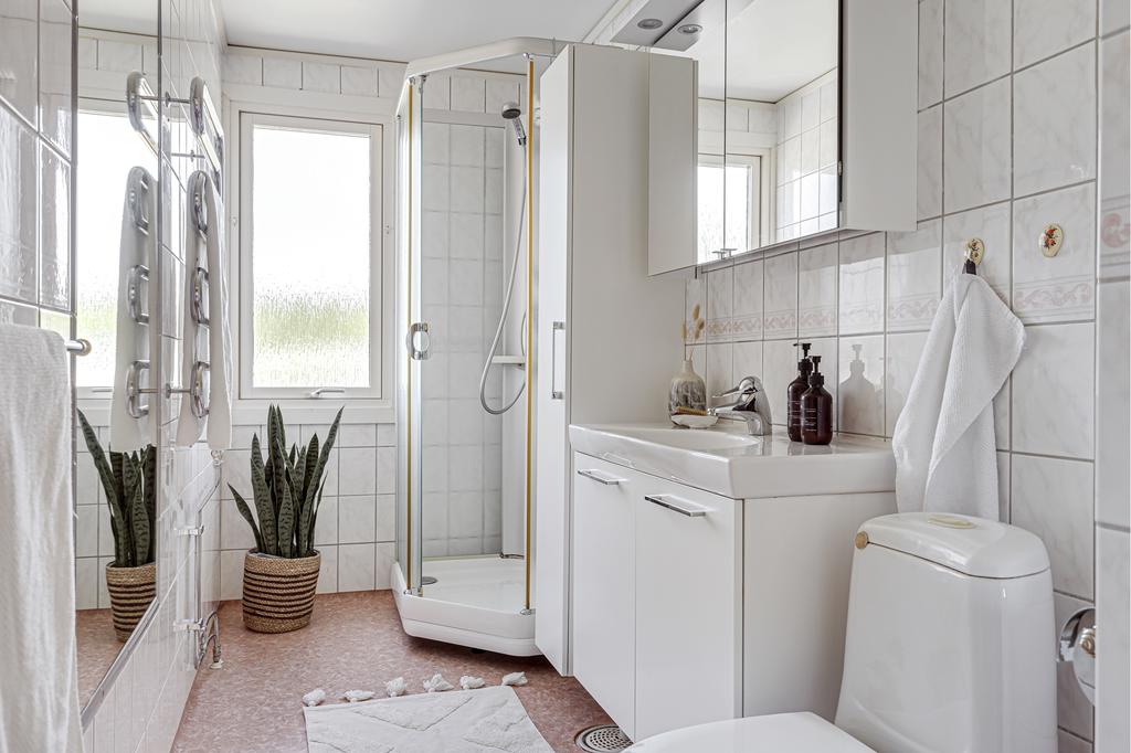 Badrummet på övre plan har ljust klinker på väggarna och plastmatta på golvet. Det är också utrustat med handdukstork, duskabin, kommod med bra förvaring och spegelskåp.