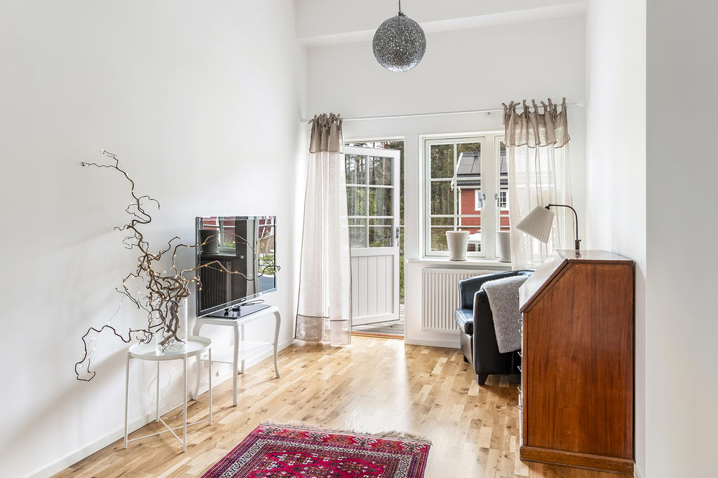 Hall/allrum med utgång till balkong