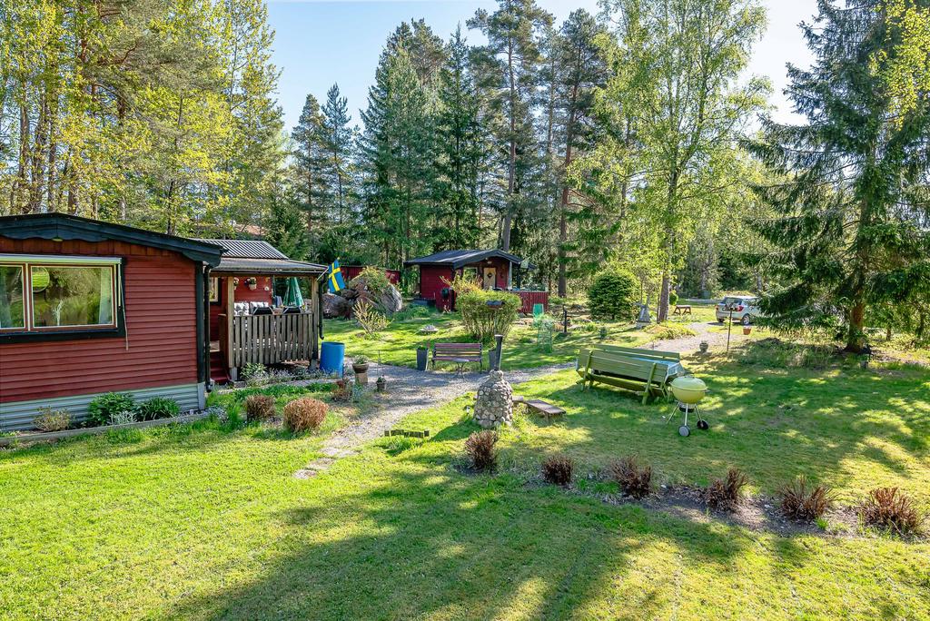 Hus, gästhus och parkeringen