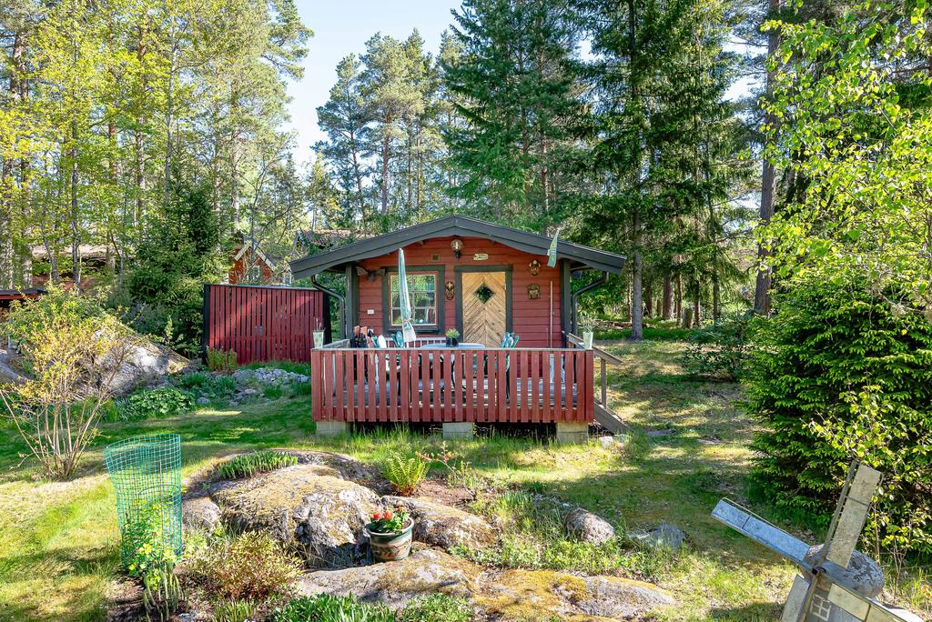 Gäststuga med egen altan