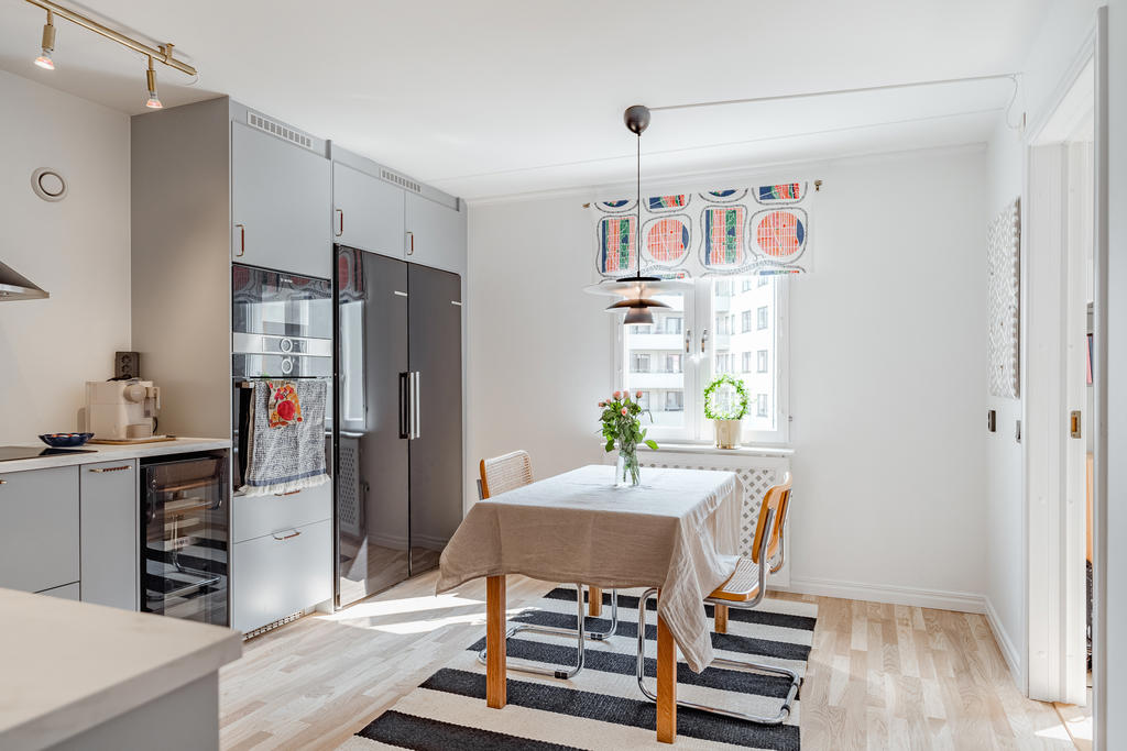 Varmt välkomna till Eddagatan 10 och denna stilrena och smakfulla bostad med balkong mot innergård och hiss direkt från markplan!