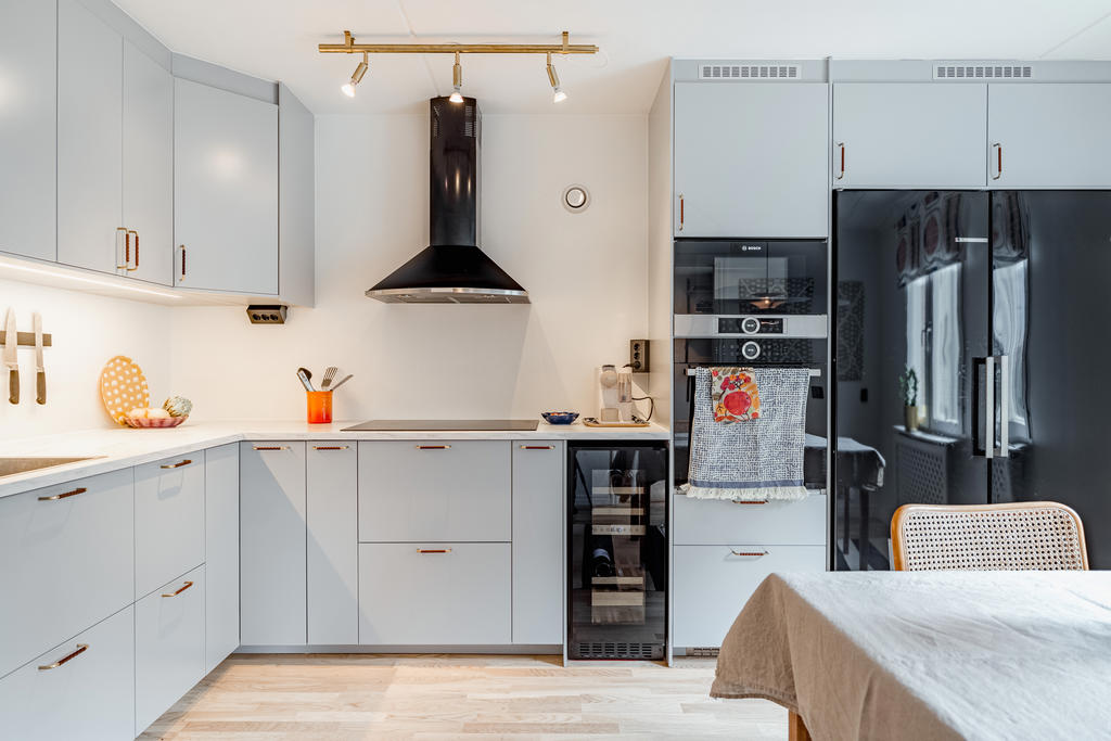 Väl tilltaget fint renoverat kök, bra med plats för större matbord samt bra med förvaring och arbetsyta. Köket är utrustat med bredare induktionshäll, köksfläkt, inbyggd ugn resp. micro, vinkyl, kyl, frys samt integrerad diskmaskin.