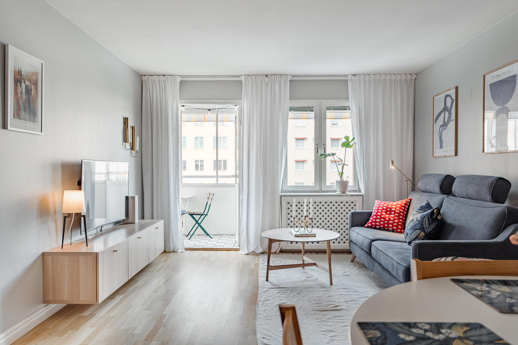 Utgång till inglasad balkong mot innergård.