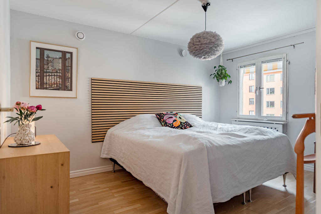 Master bedroom intill vardagsrum. Här finns bra med plats för dubbelsäng och annat möblemang samt förvaring i form av garderob med praktiska skjutdörrar.