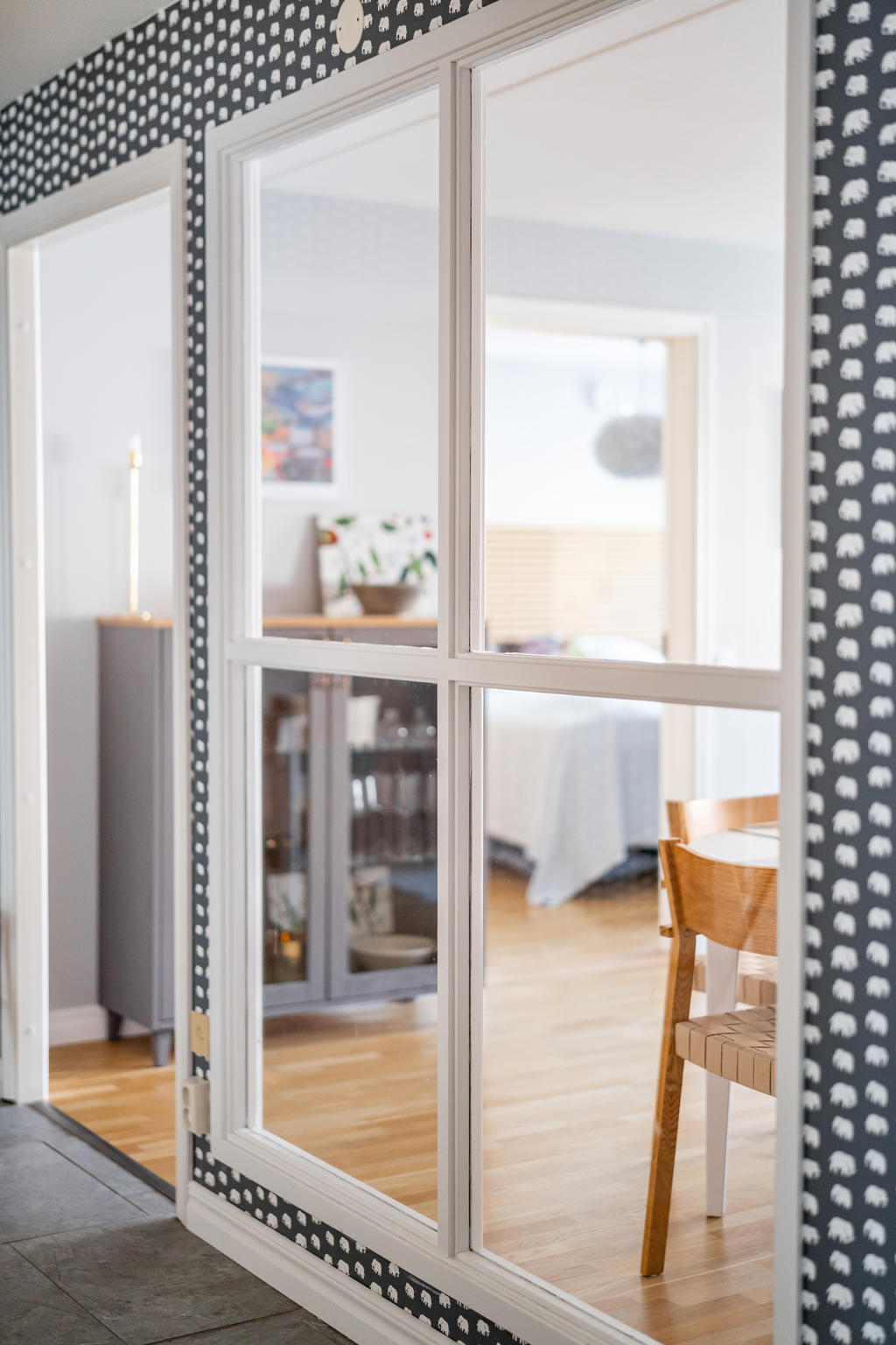 Fint fönsterparti mot vardagsrum från hall.