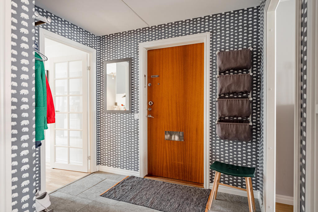 Välkomnande och rymlig hall, där du redan här möts av ett fint intryck och ljusinsläpp.