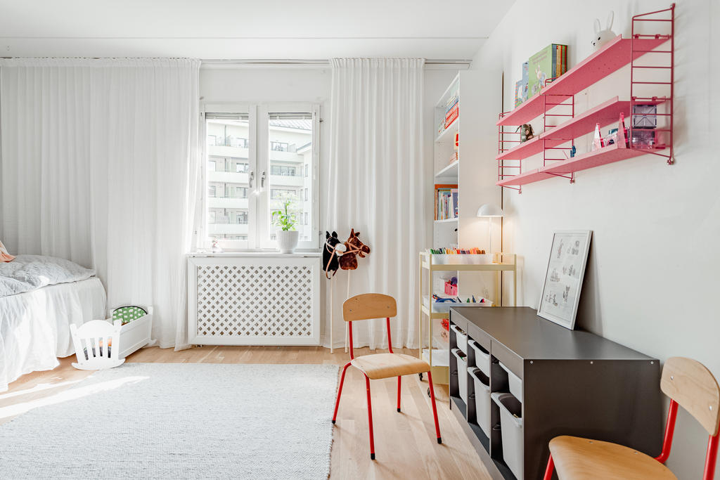 Stort sovrum, bra med plats för säng, skrivbord och annat möblemang.