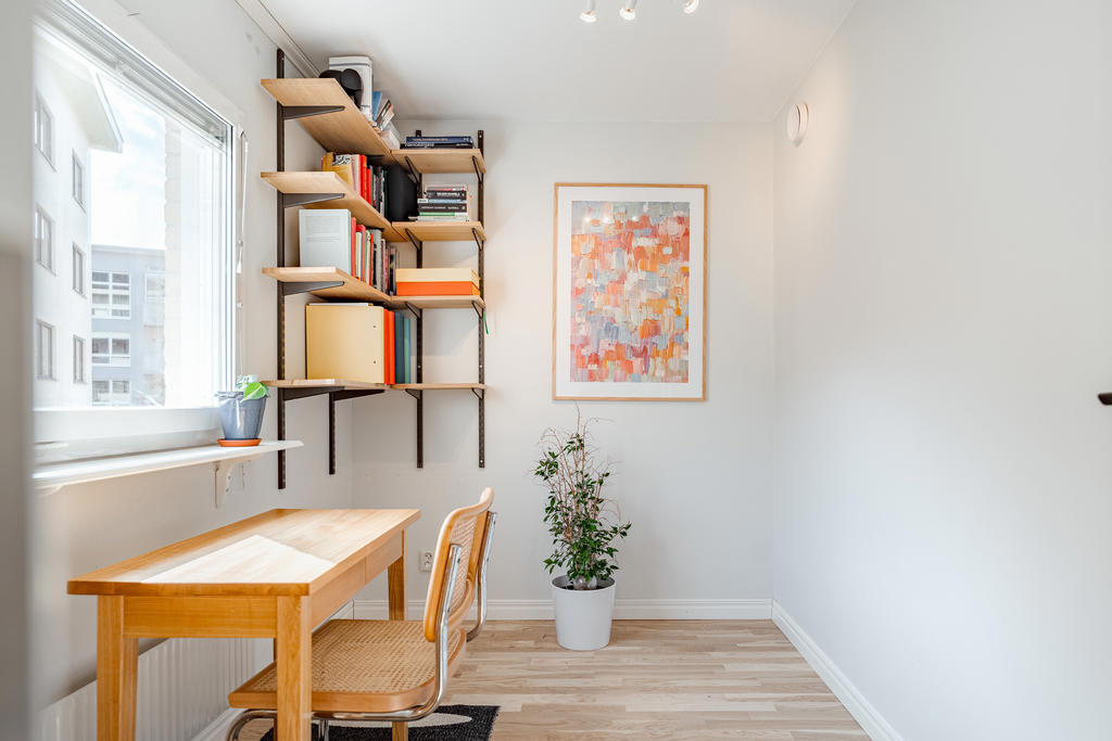 Sovrum/arbetsrum intill kök