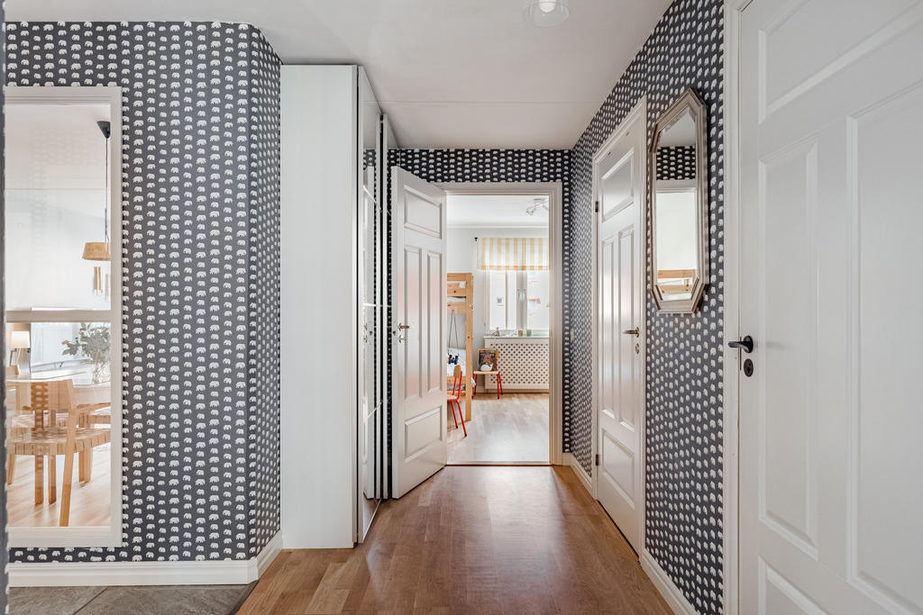 Bra med förvaring i bostaden i form av bl.a. klädkammare/förråd, garderober samt plats för ytterligare förvaring om så önskas.