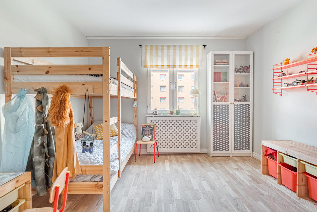 Rymligt sovrum, bra med plats för säng, skrivbord och annat möblemang.