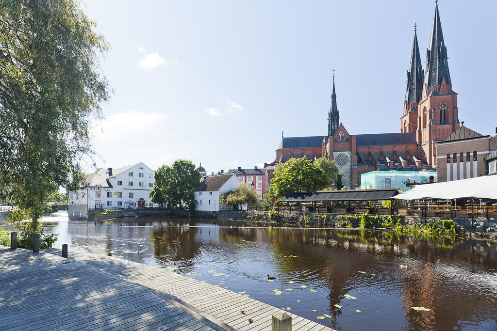 Härifrån är det ett par minuters promenadväg till stadskärnan, stadsbiblioteket, restauranger och gallerior.