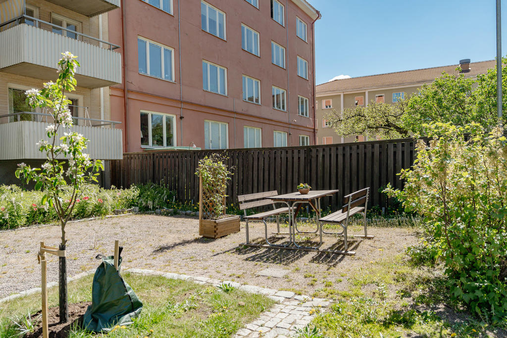Lugn och skyddad innergård.