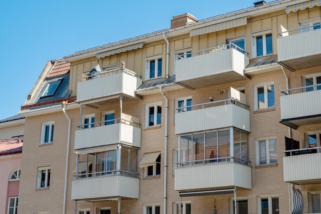 Balkong mot innergård i perfekt västerläge. Utgång från vardagsrum.