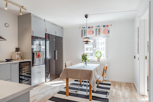 Varmt välkomna till Eddagatan 10 och denna stilrena och smakfulla bostad med balkong mot innergård och hiss direkt från markplan!