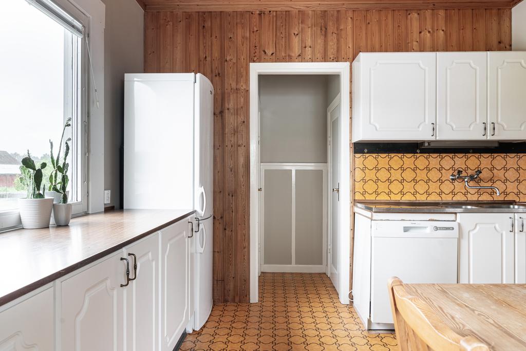 En egen avdelning med rejält skafferi och städskrubb utrustad med handfat