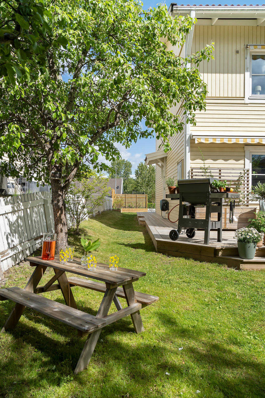 Mys för barnen under äppelträdet. praktiskt att altanen löper runt hela huset