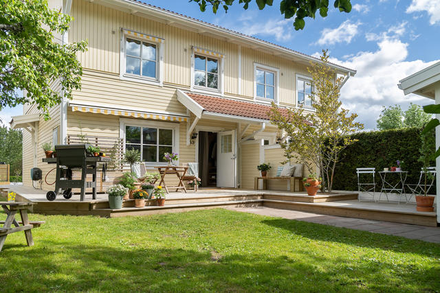 Otroligt fin framsida i söderläge. Magnolia och välskött häck pryder vid entrén