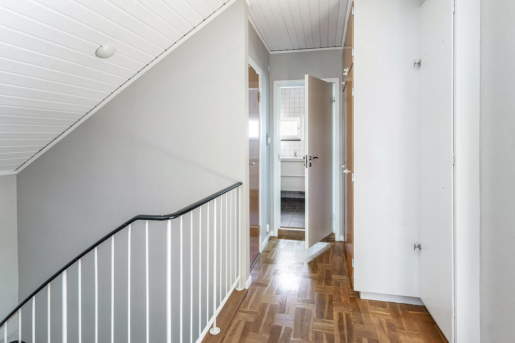 Övre hall med inbyggda garderober 