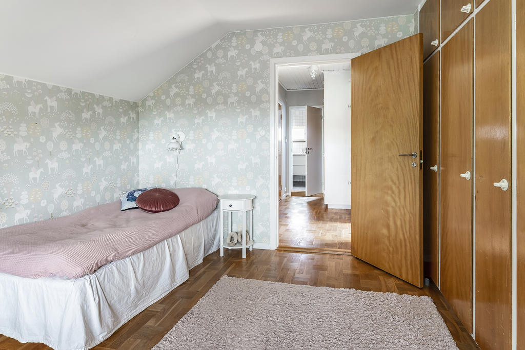Sovrum 4 med inbyggda garderboder 