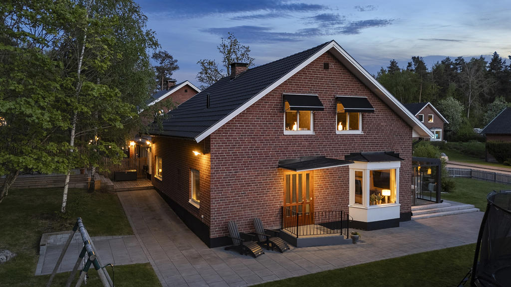 Stenläggning runt huset 