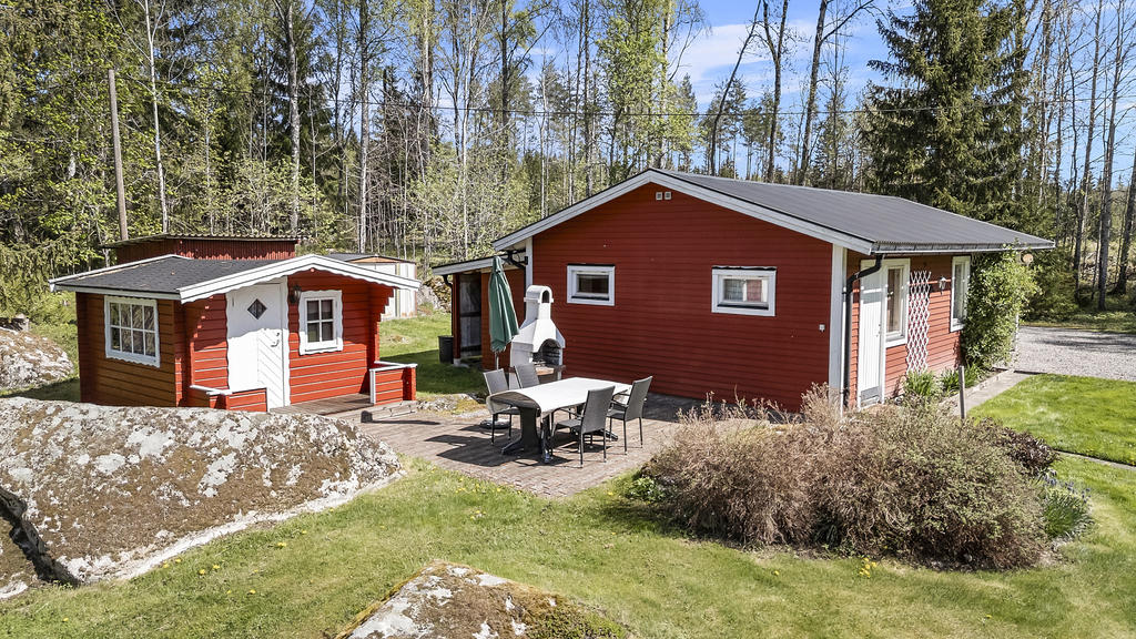 Gästhus och uteplats 