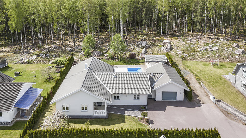 Skyddat läge mot skogen 